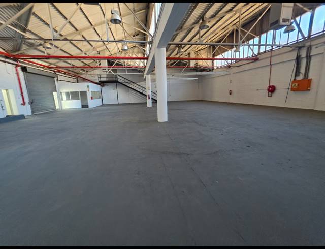 900M² WAREHOUSE TO LET IN PAARDEN EILAND